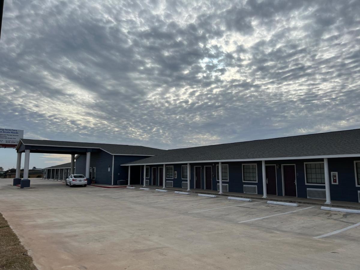 Hotel Bien Venido Pearsall ภายนอก รูปภาพ