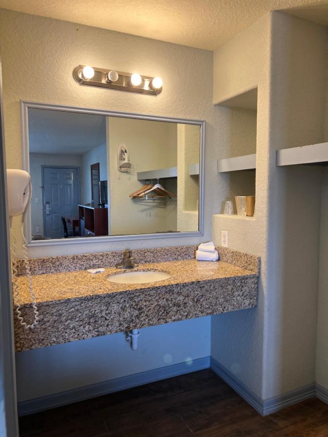 Hotel Bien Venido Pearsall ภายนอก รูปภาพ