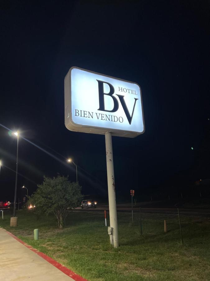 Hotel Bien Venido Pearsall ภายนอก รูปภาพ